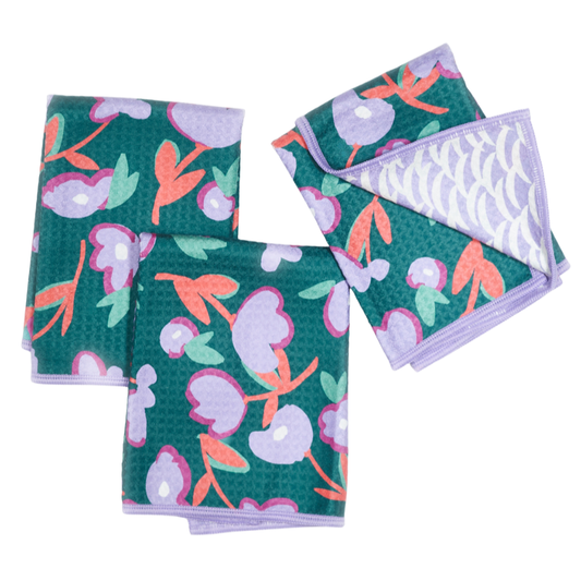Set of three mini towels reversible in evergreen, from ZW, with floral and foliage pattern.